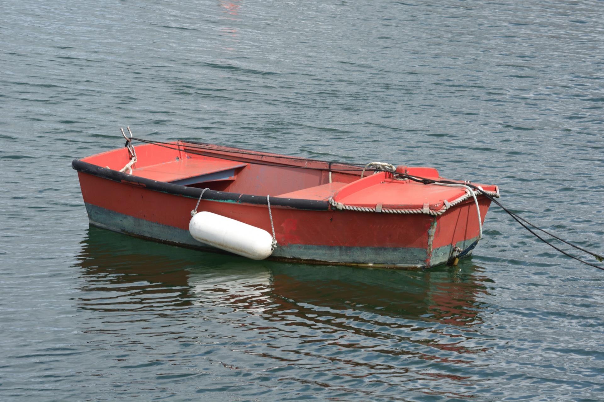 Rode boot op het water