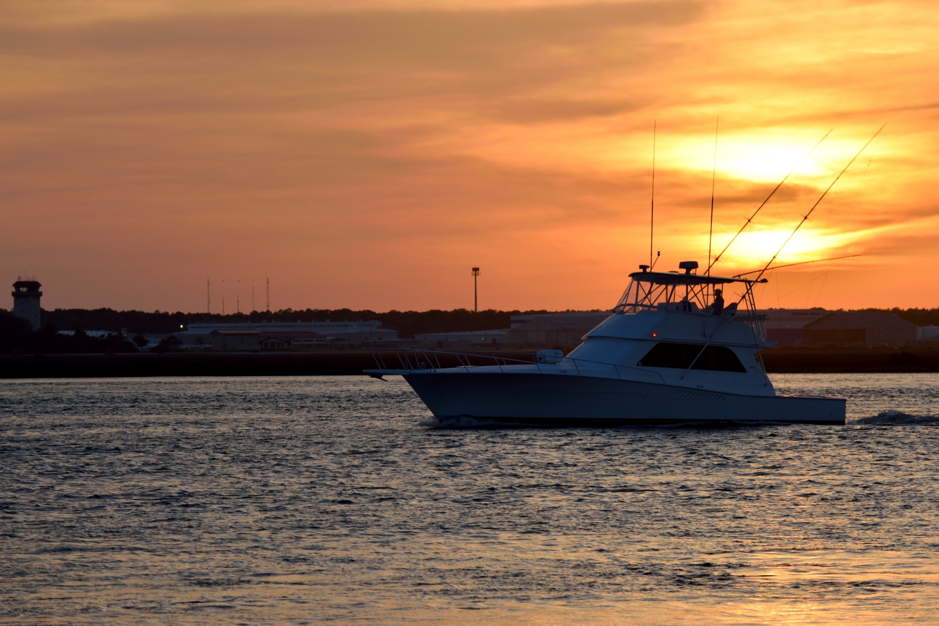 Boot cruisen bij zonsondergang