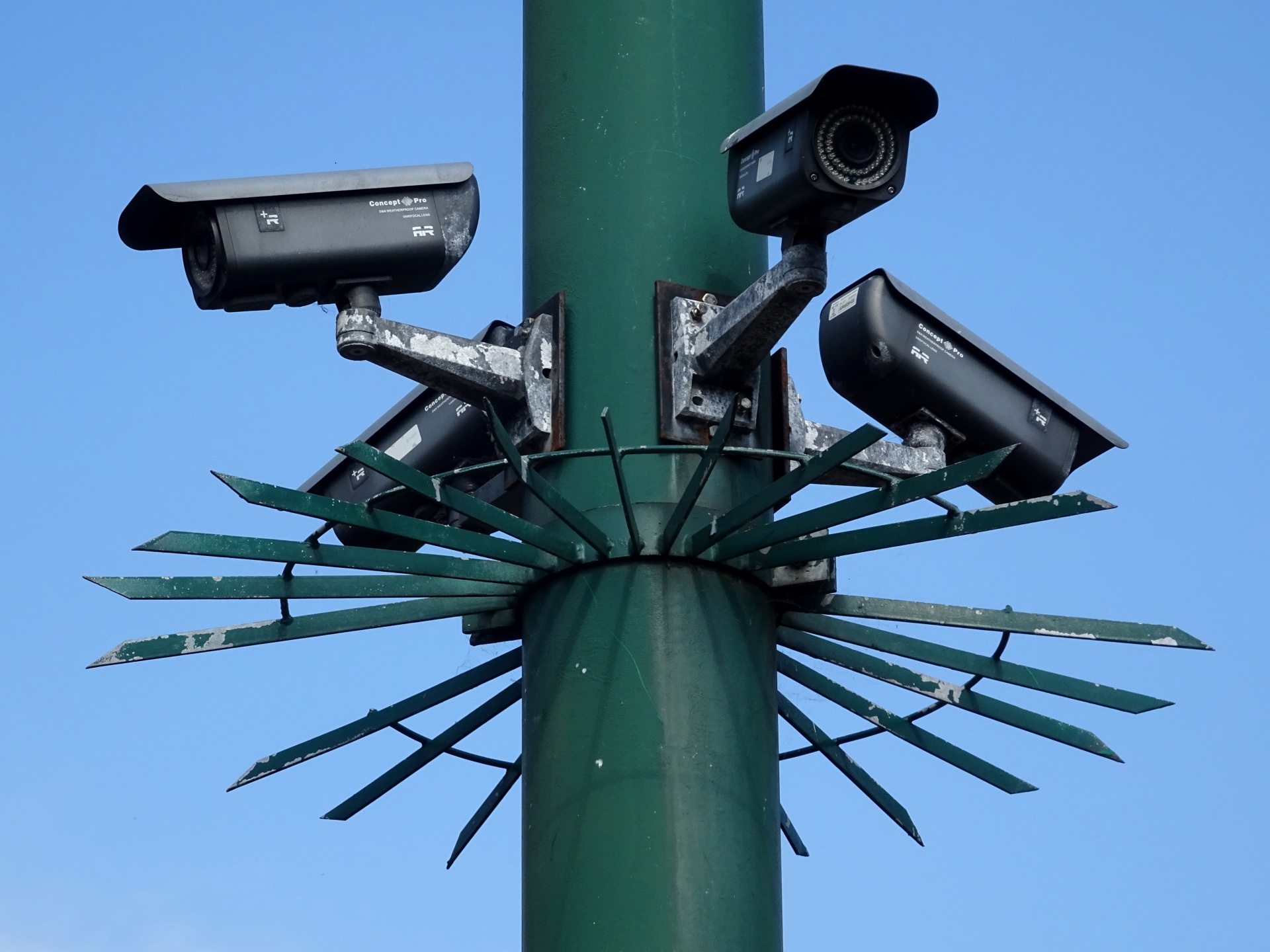CCTV-camera's bewaakt door spikes