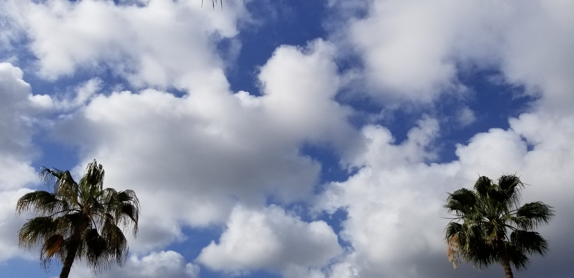 Wolken blauwe hemelachtergrond