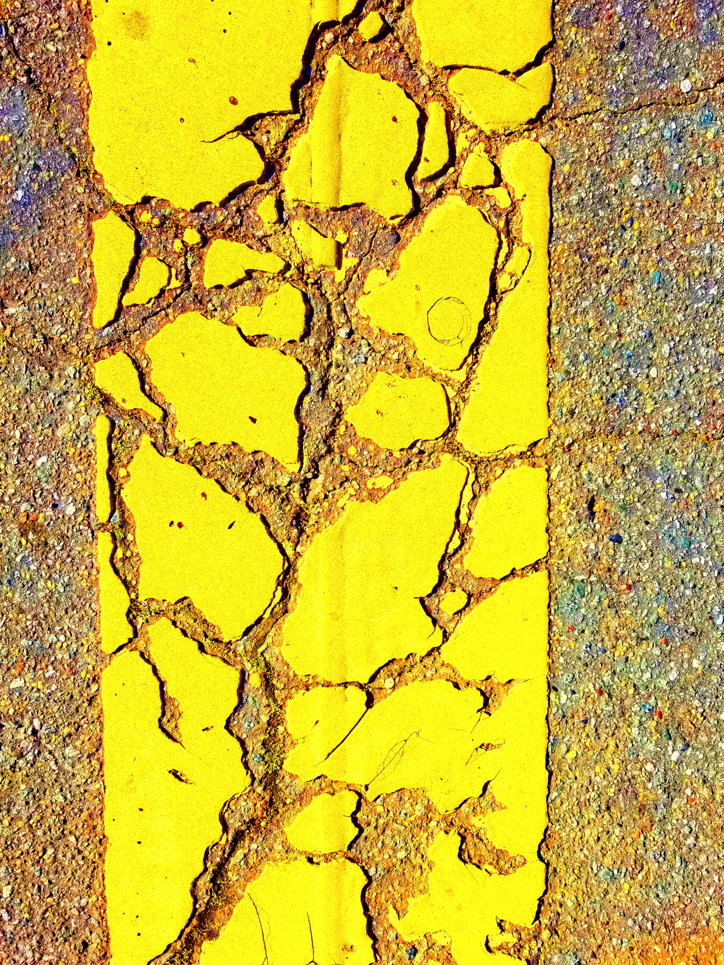 破裂的黄色油漆条纹