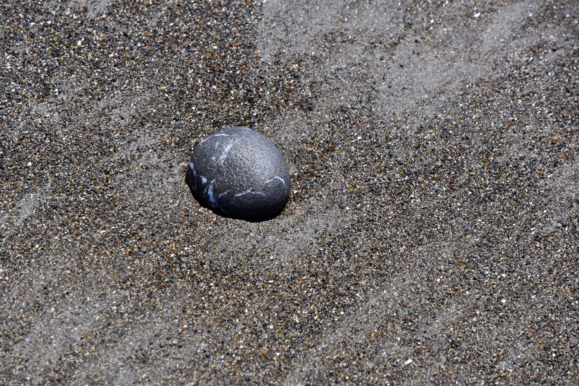 Eivormige rots op het strand