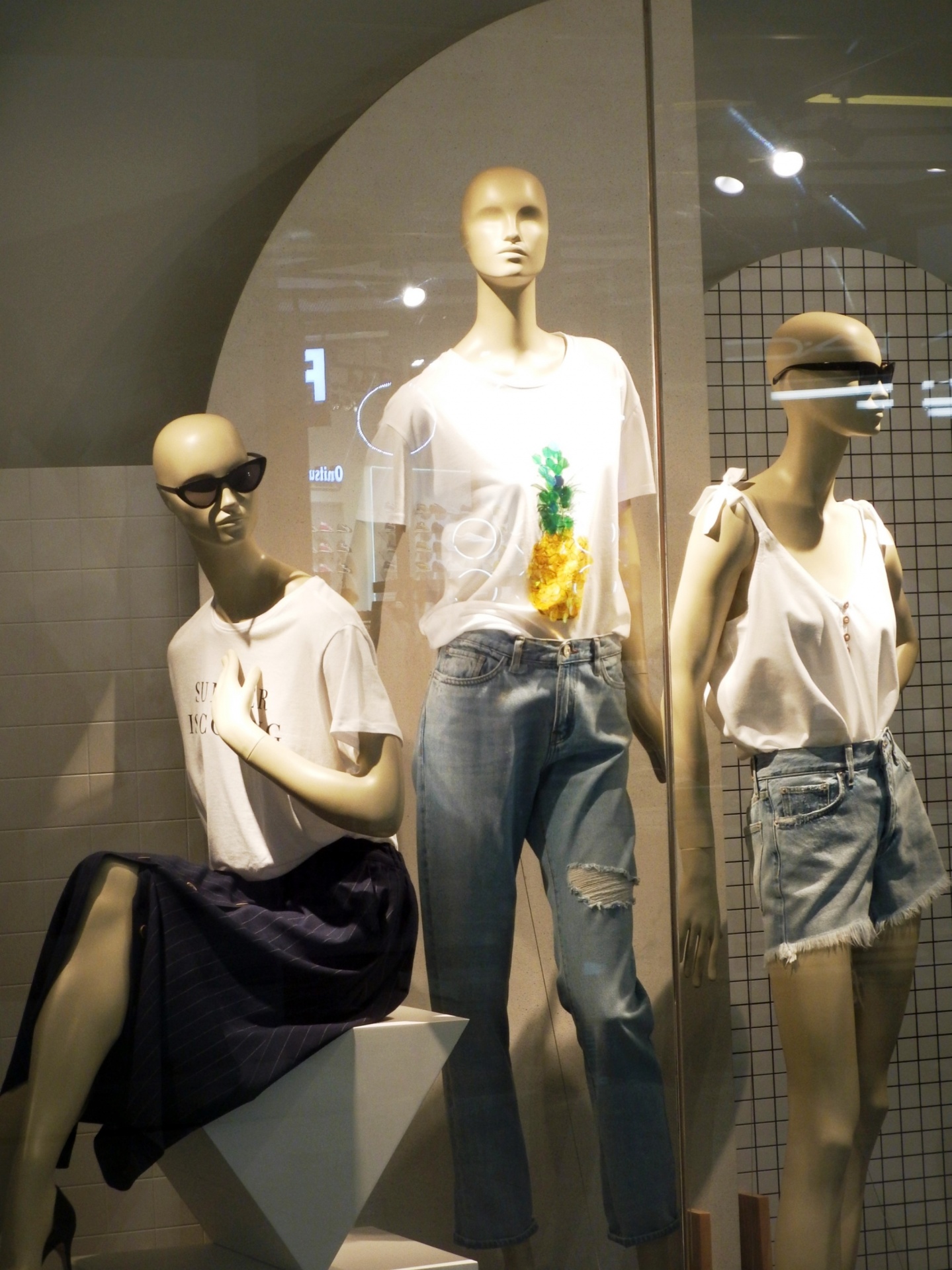 时尚模特在商店橱窗里