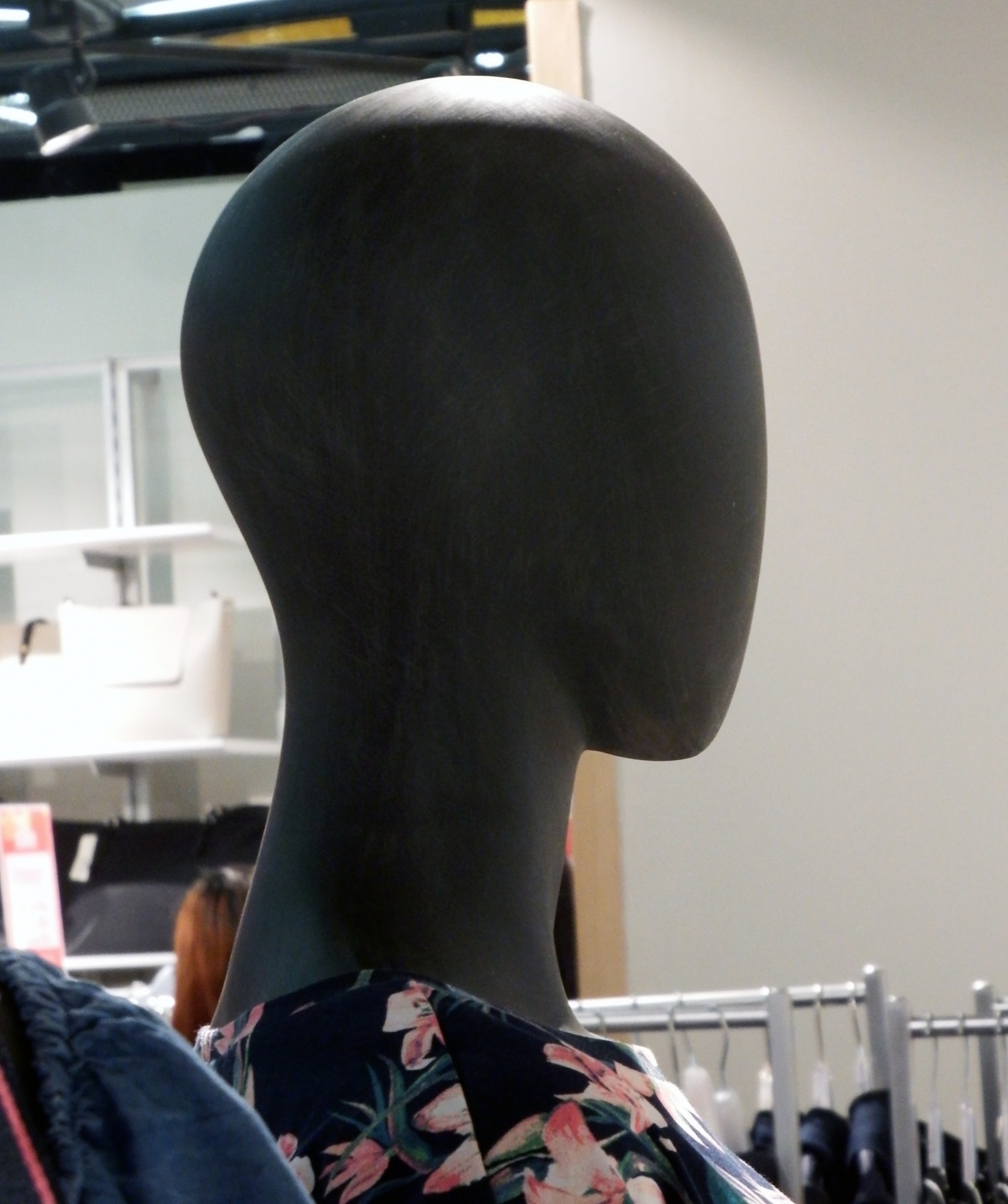 在商店里的女性秃头时装模特