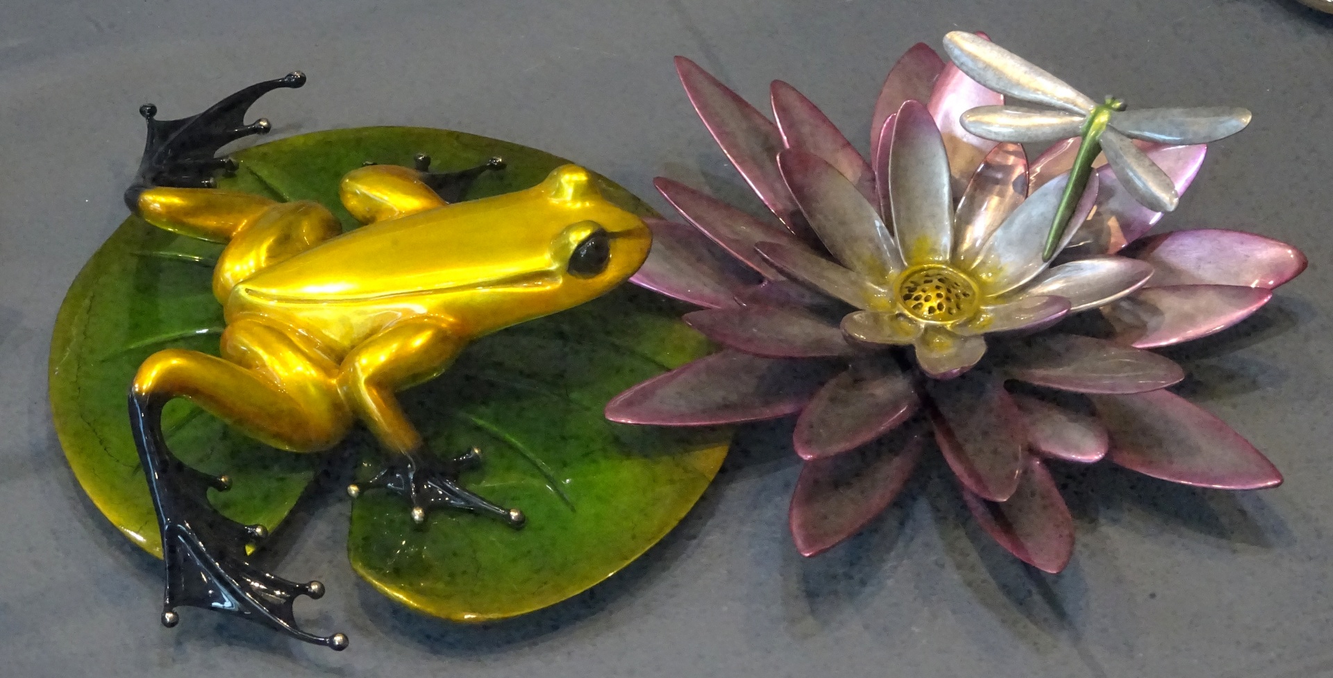 青蛙和蜻蜓装饰品