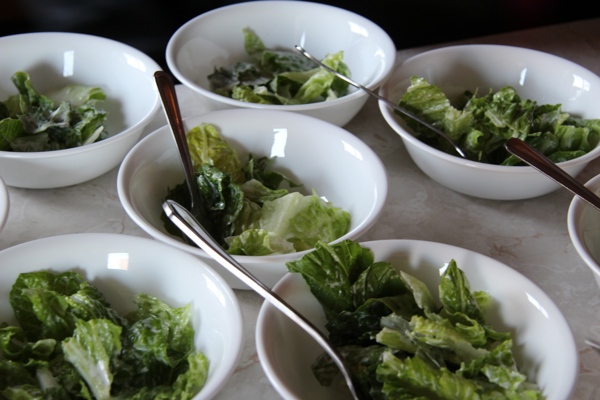 Salade de jardin dans des bols