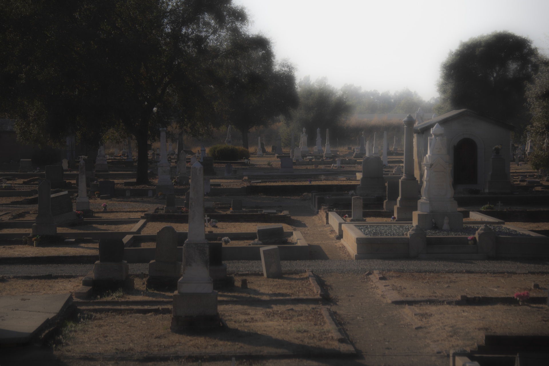 幽灵般的公墓