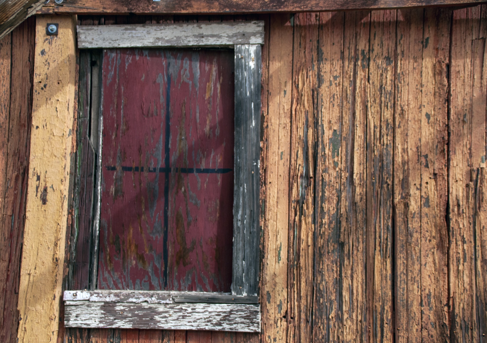 Grunge-venster in houten keet