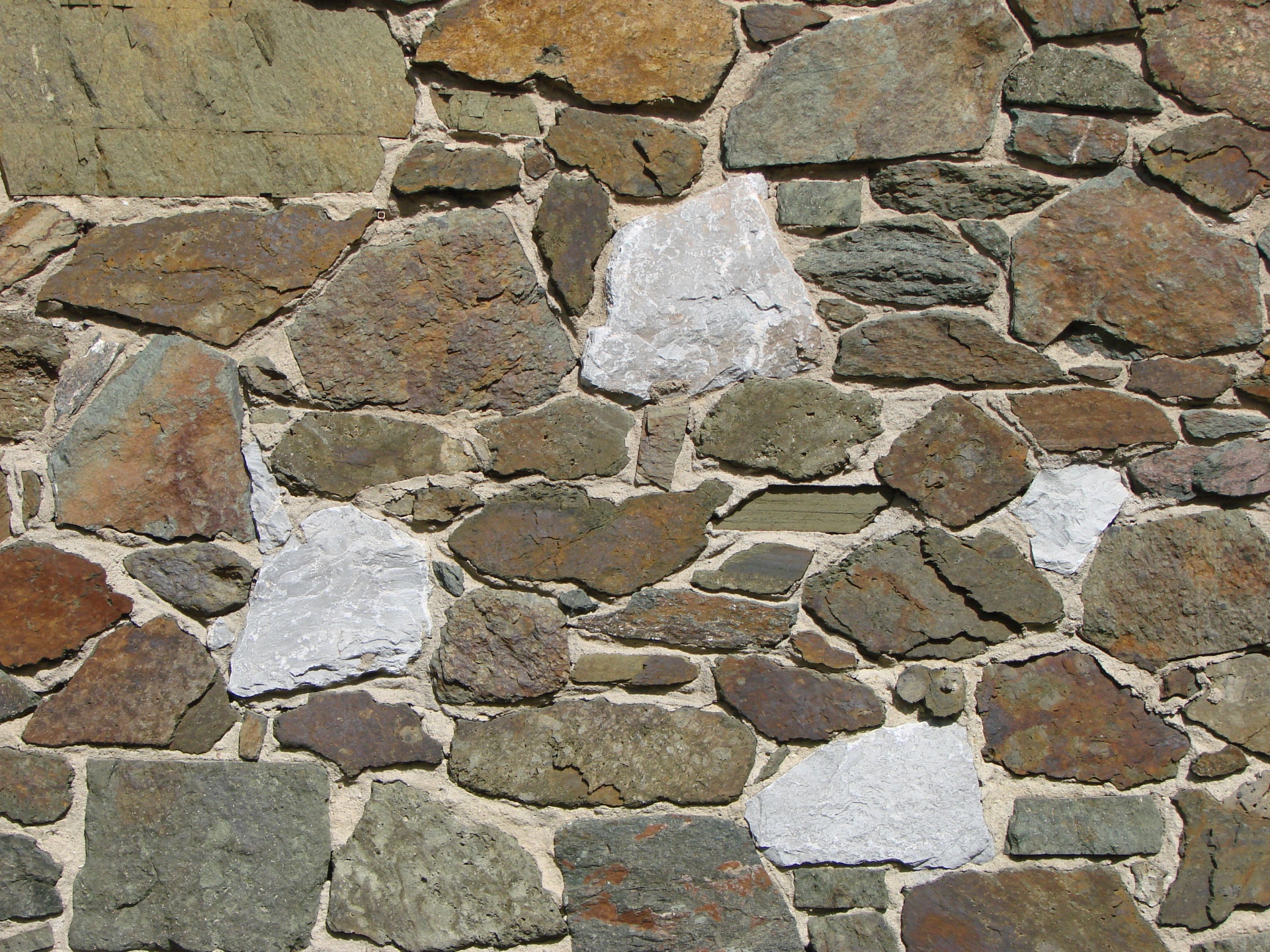 Onregelmatige middeleeuwse stenen muur