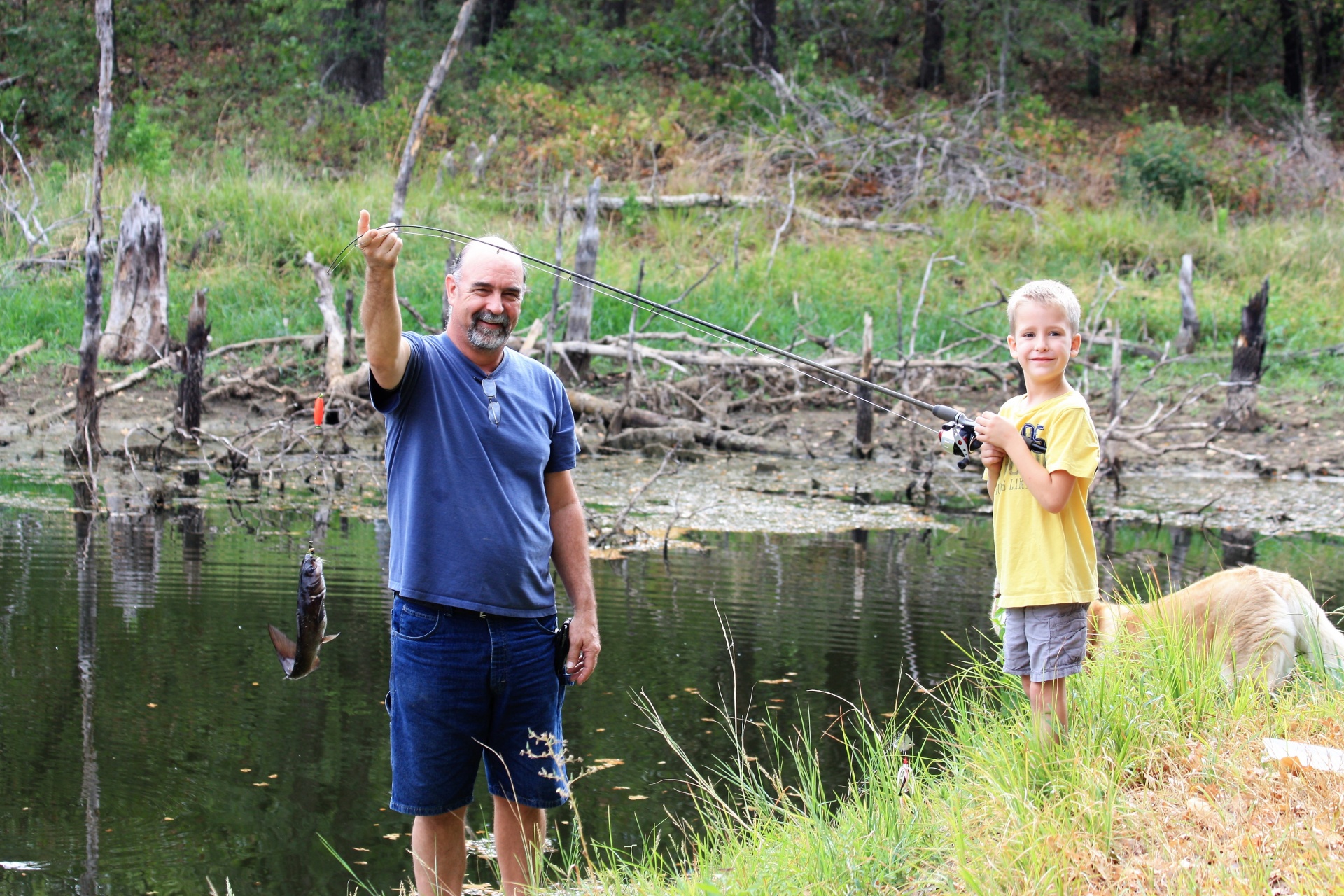 小男孩和祖父钓鱼