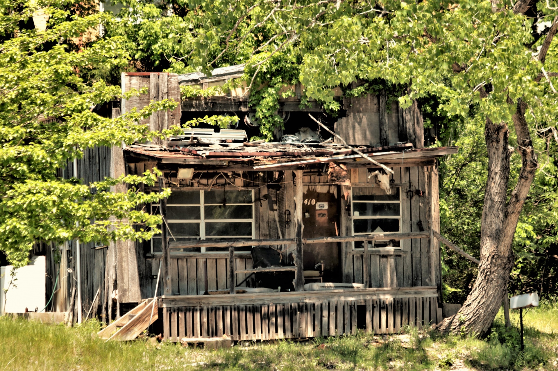 Altes verlassenes Haus im Land
