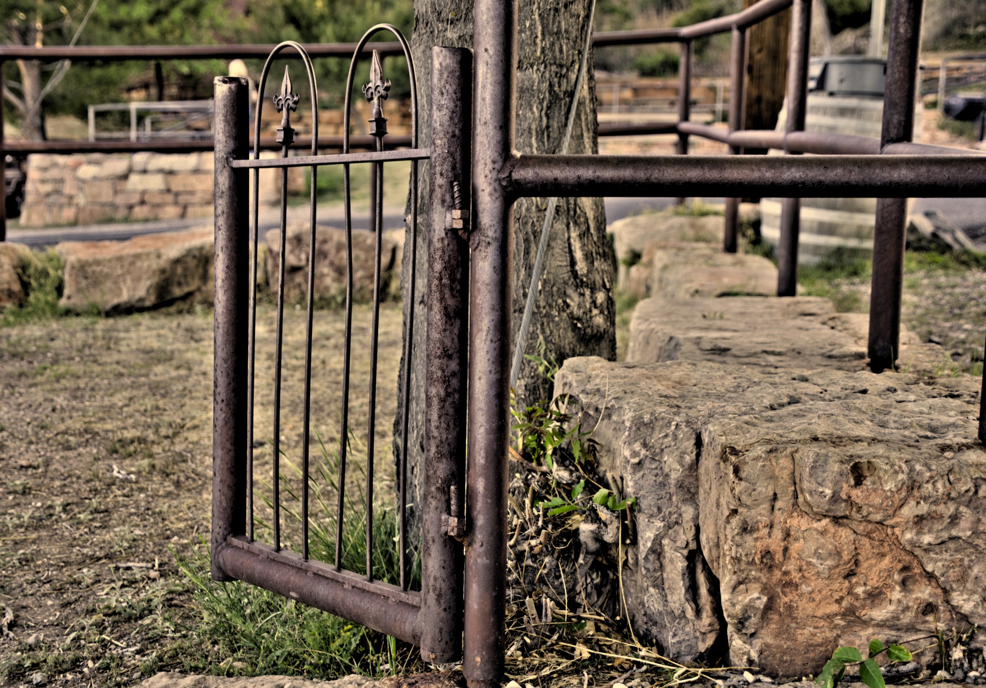 Oude roestige poort