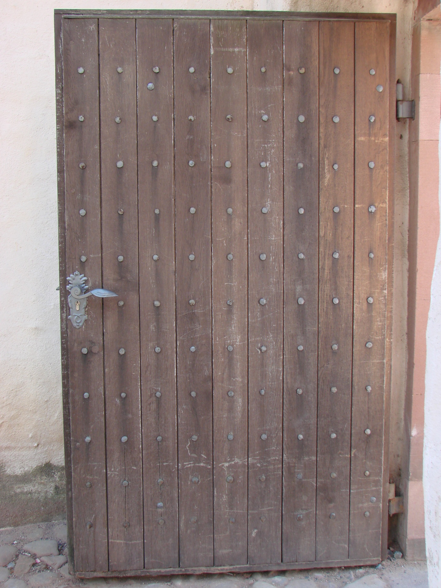 Oude houten bezaaide deur