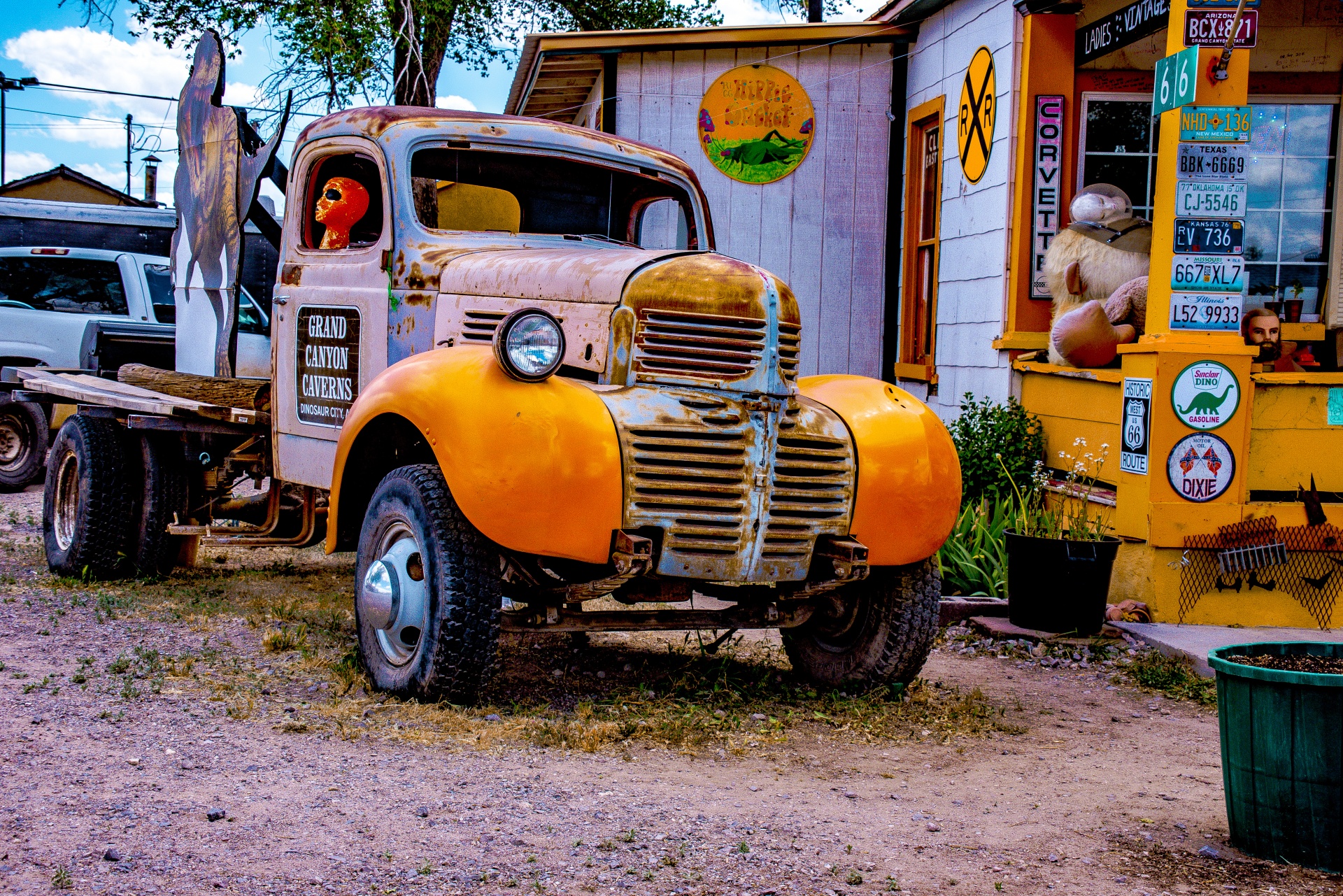 Oude gele vrachtwagen