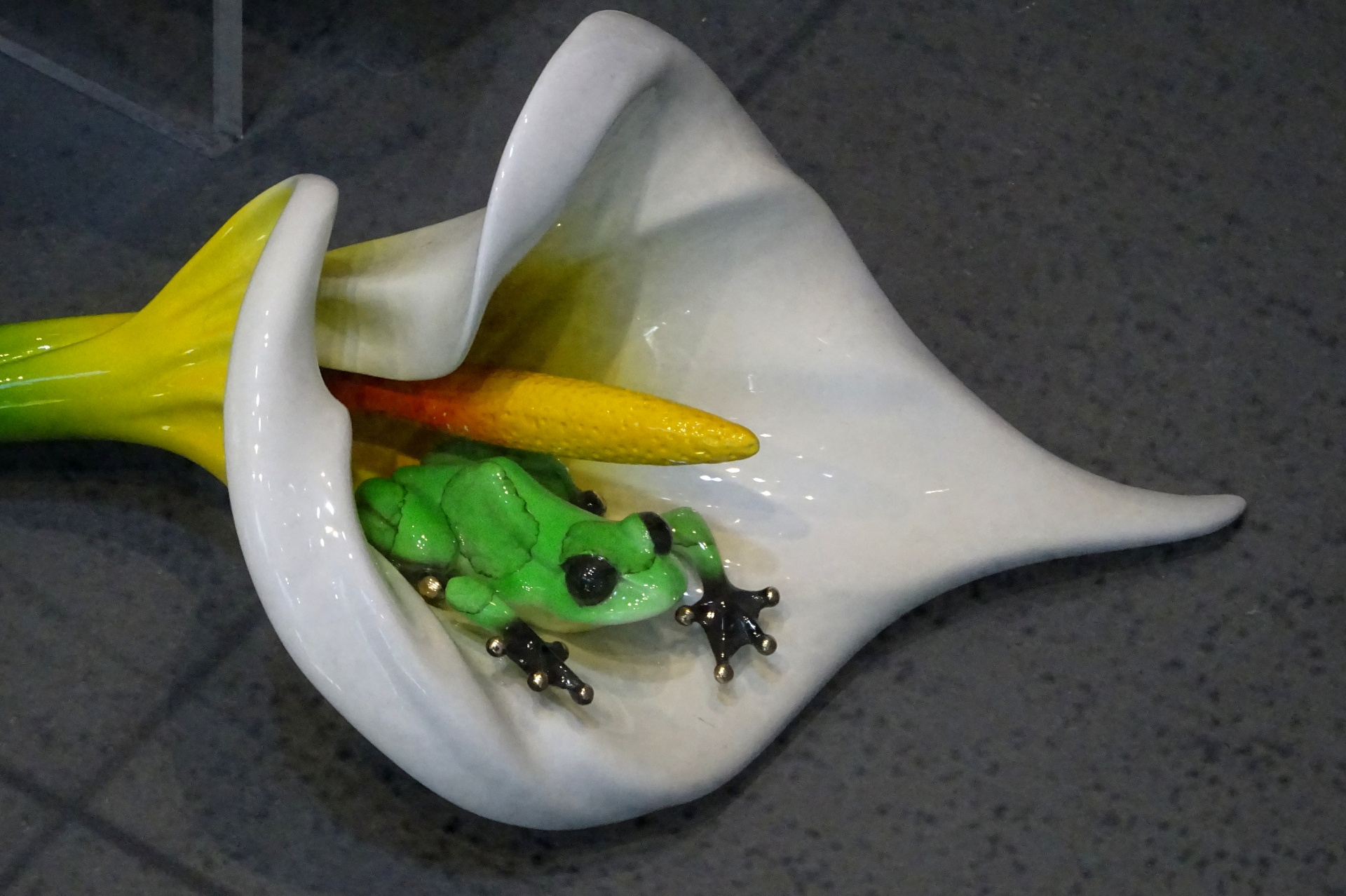 在花的装饰青蛙