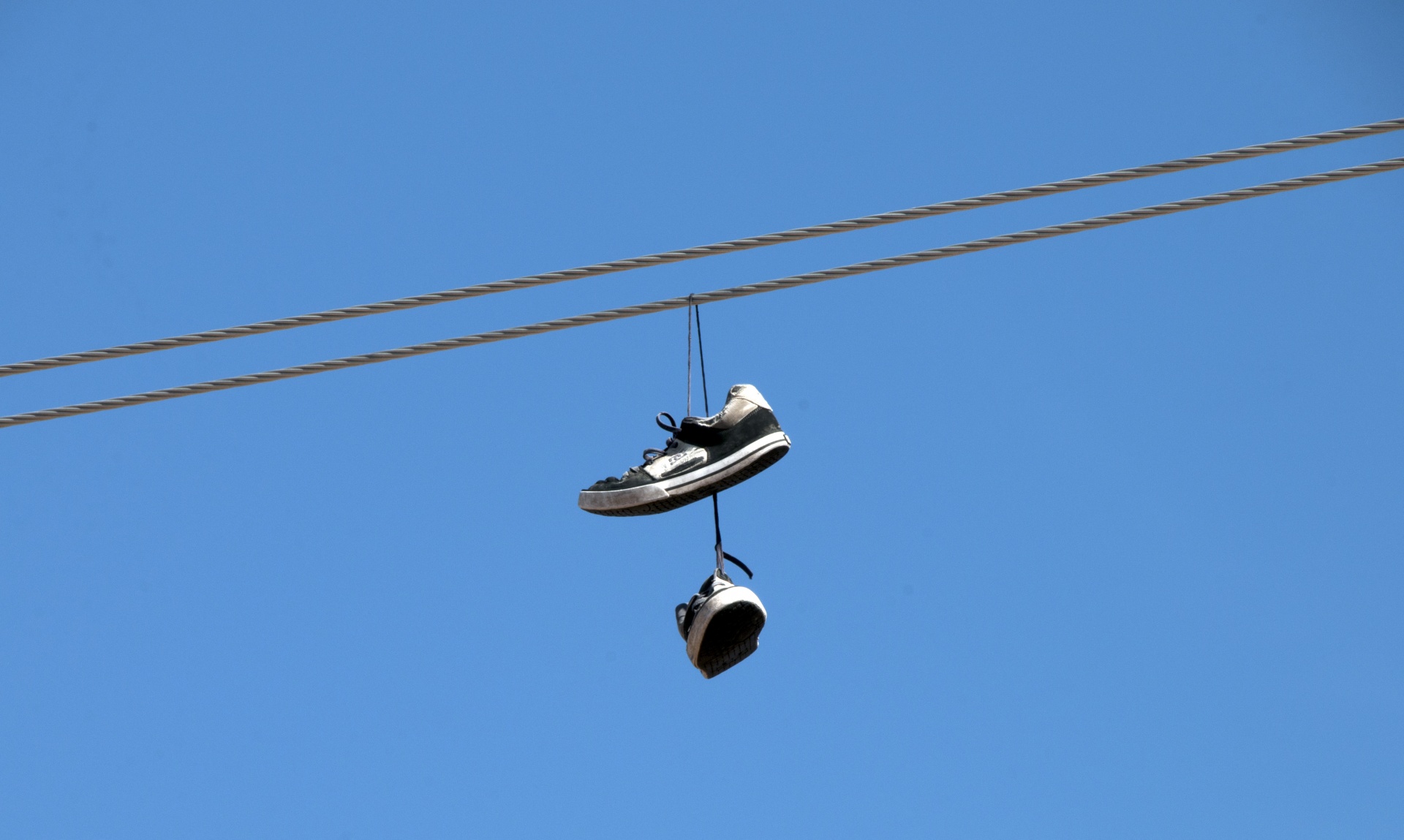 Schoenen die aan draad hangen