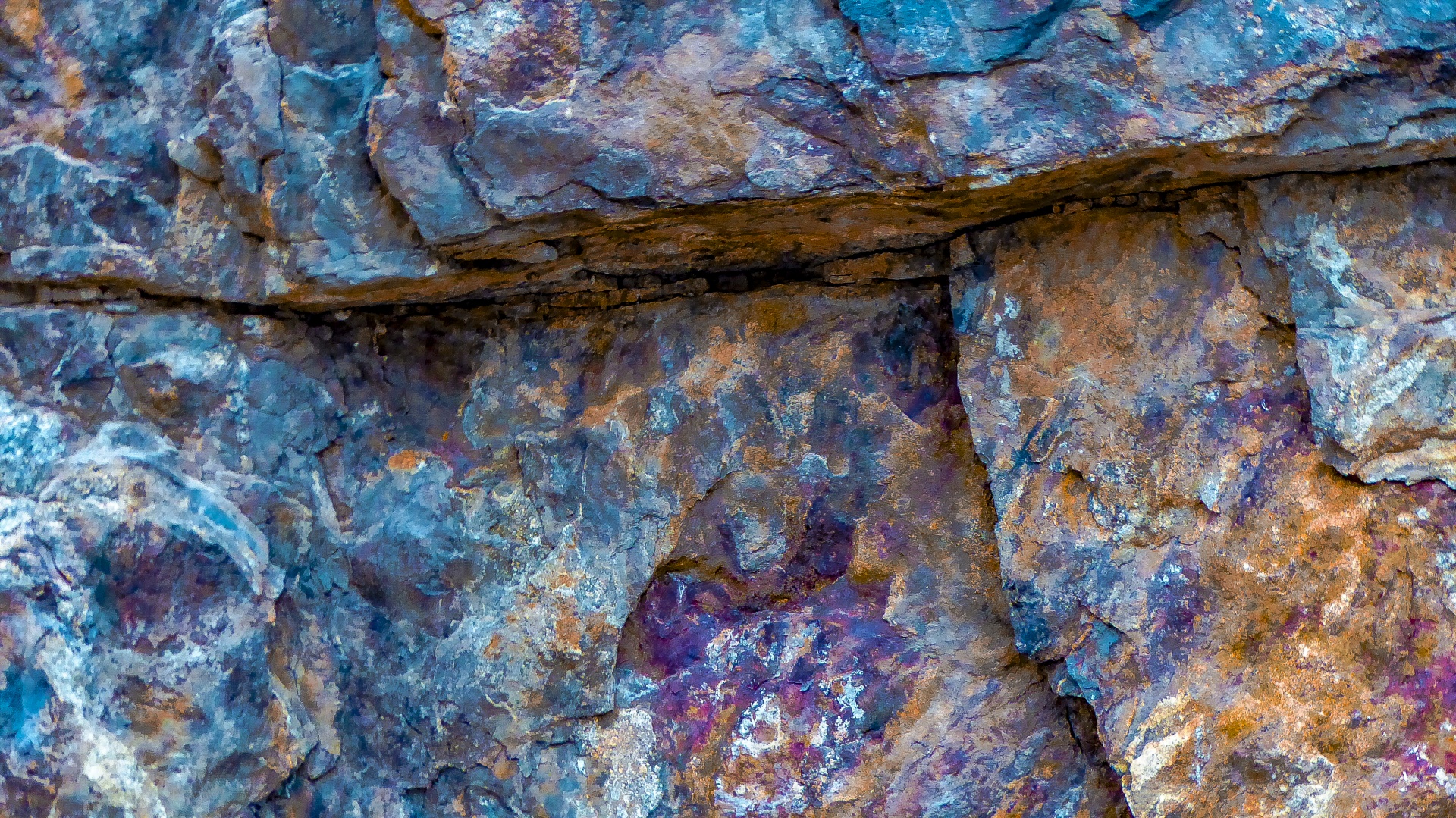 T in een kleurrijke rots