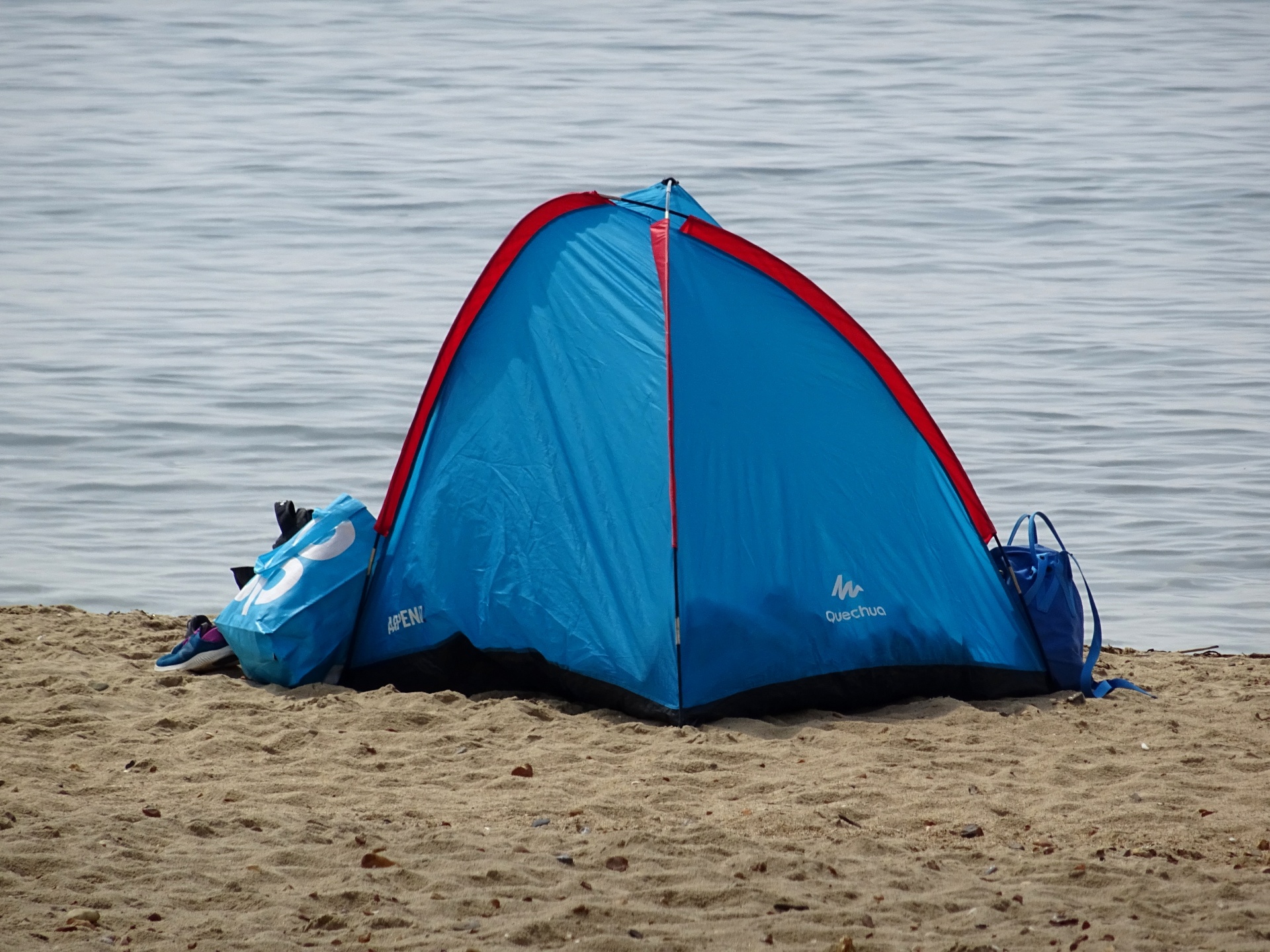 在面对海洋的海滩上的帐篷