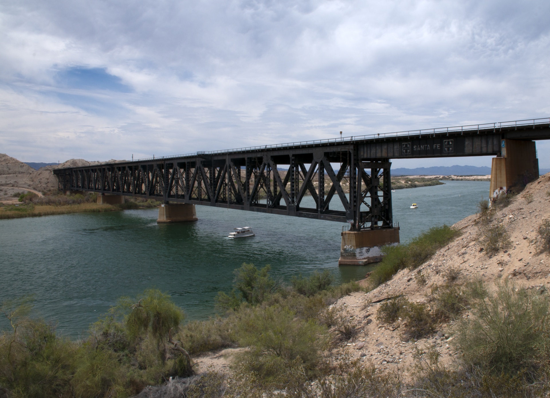 科罗拉多河上的火车桥