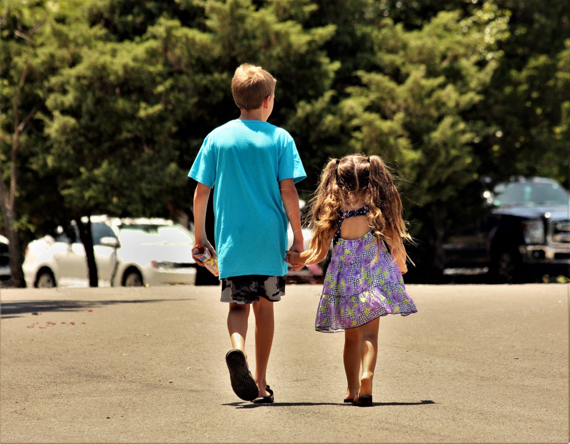 Twee kinderen die holdingshanden lopen