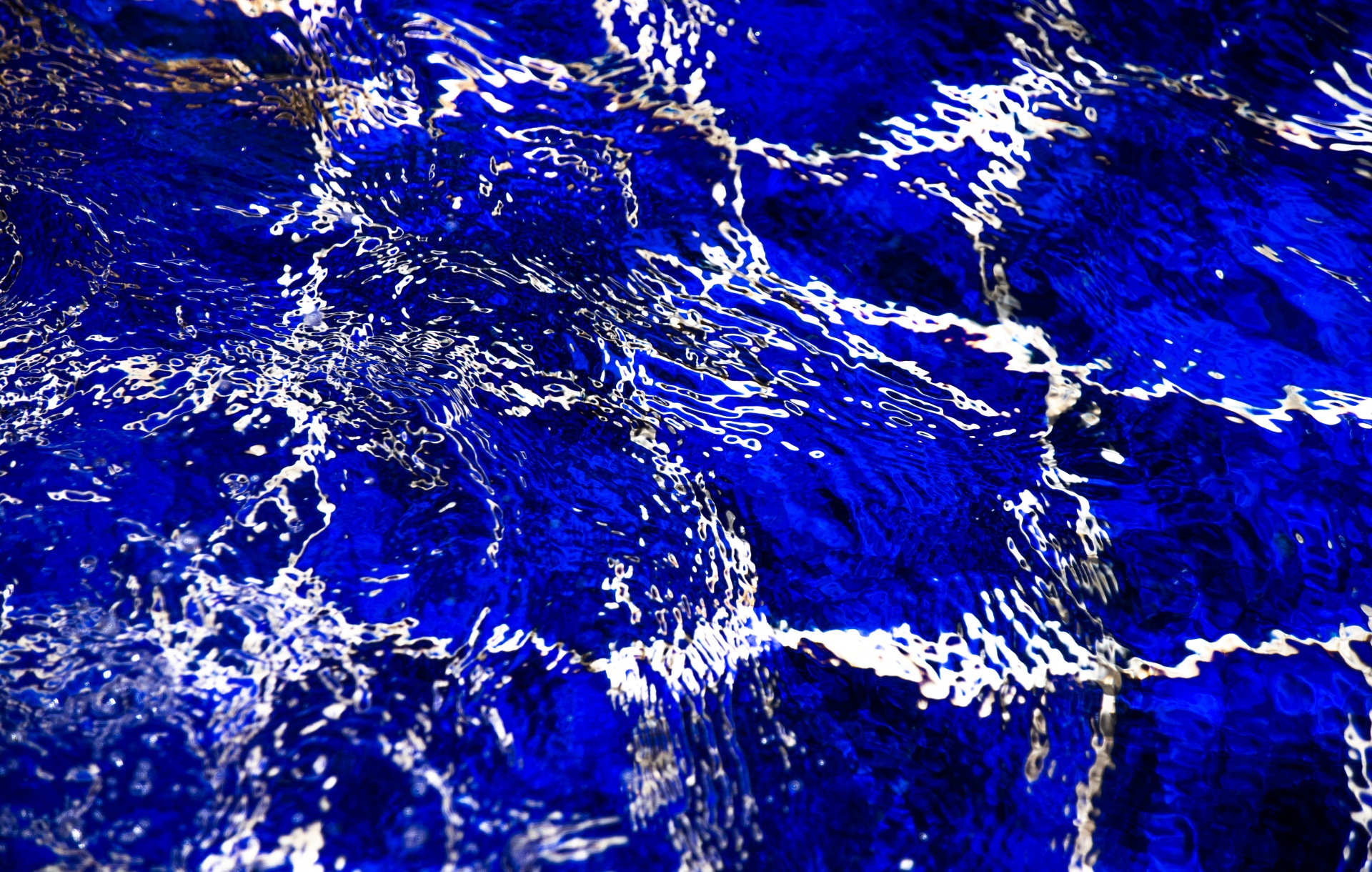 Water over blauwe tegels