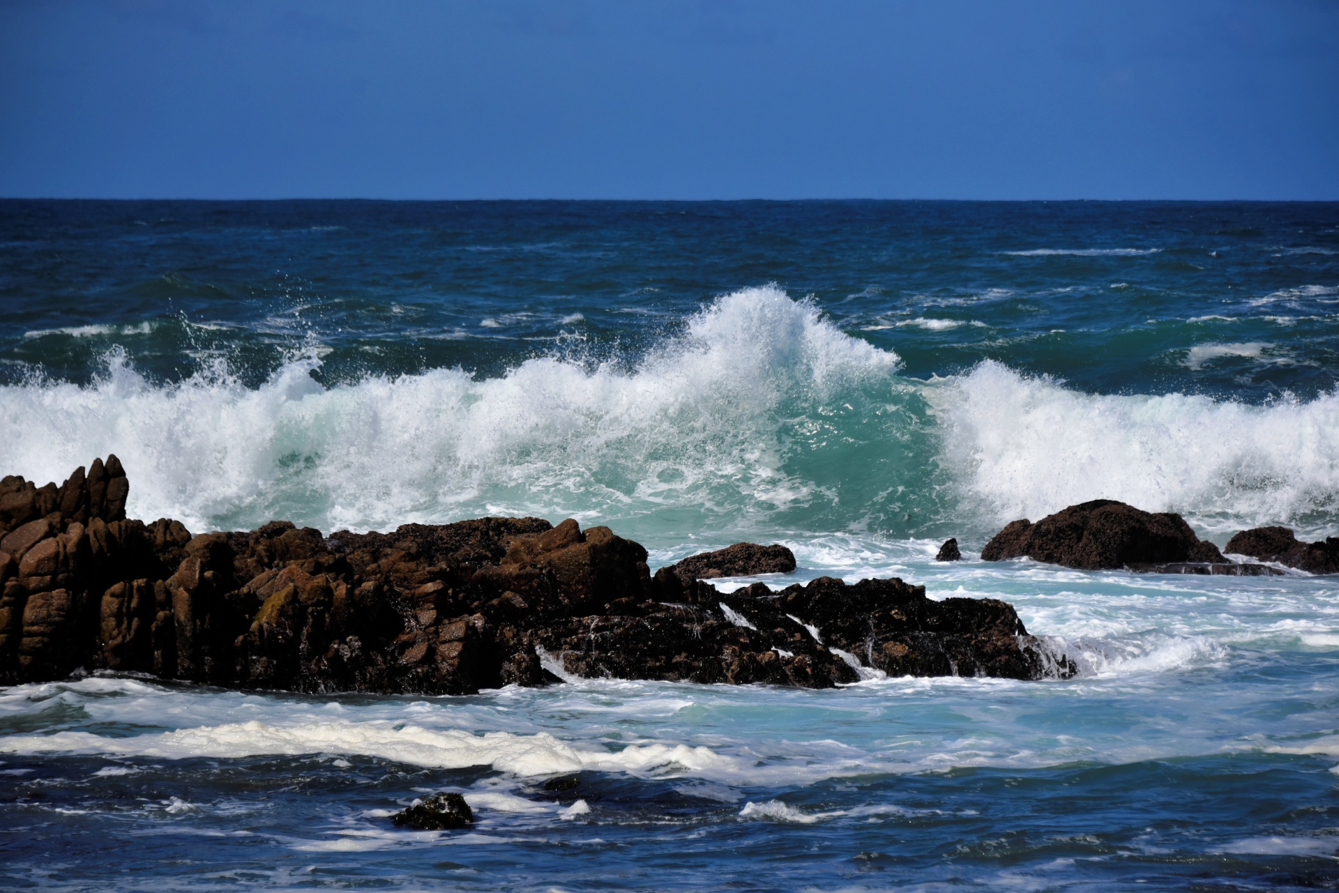 波浪在海上的岩石上撞击