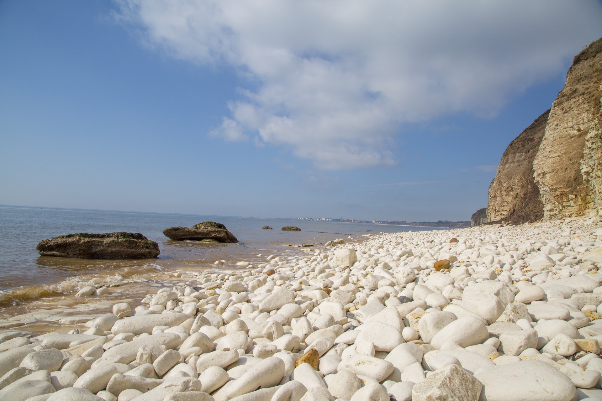 白色的石头和海