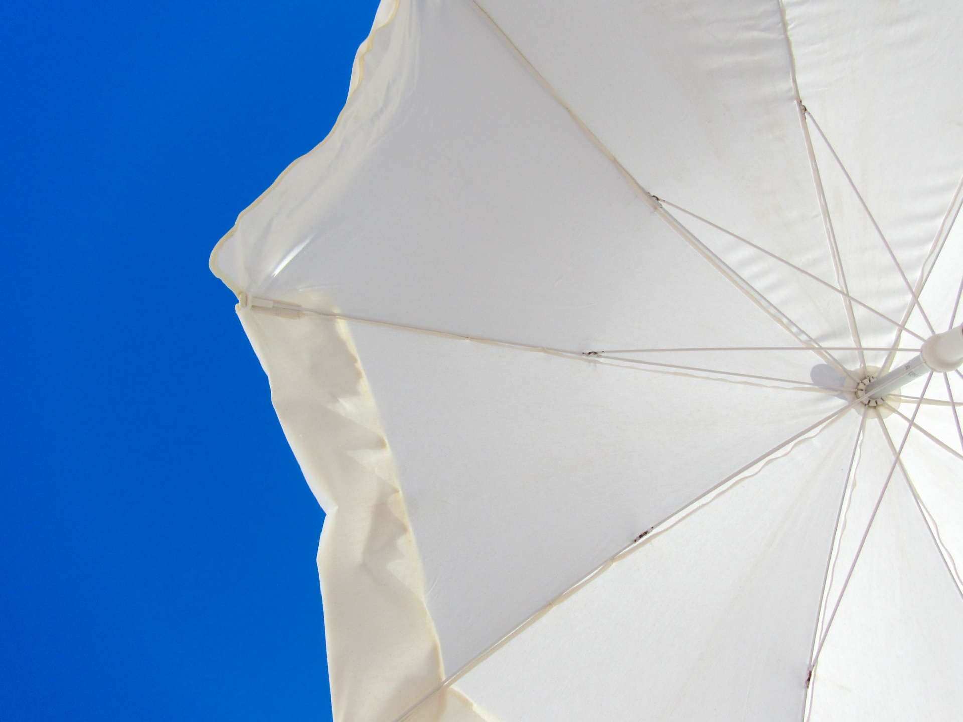 白色的伞和蓝蓝的天空