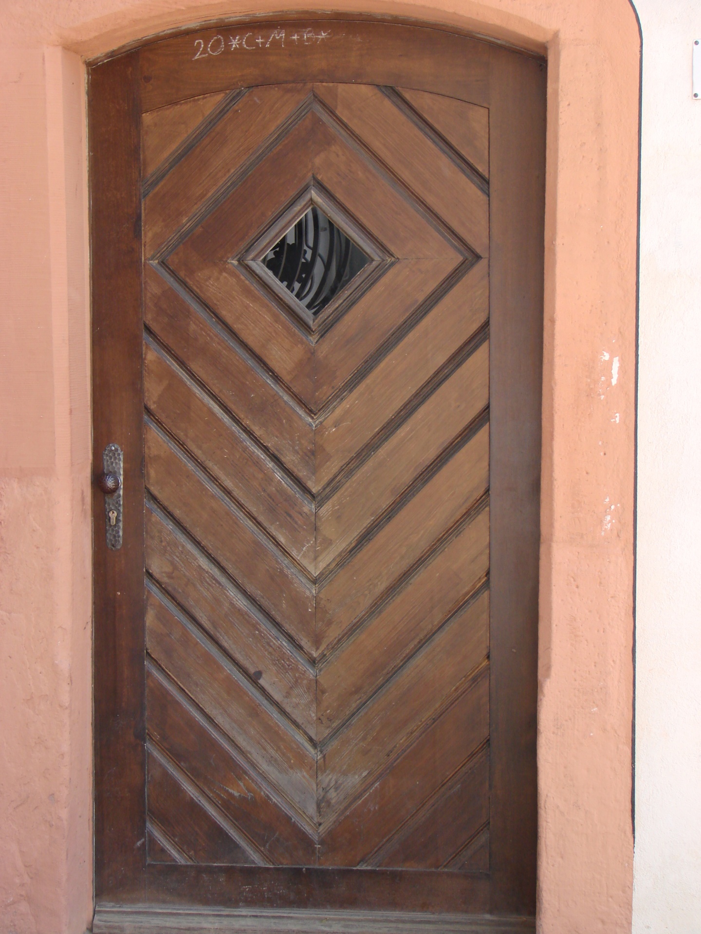 Houten deur zandsteen frame detail