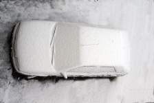 Samochód pod śniegiem