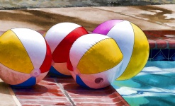 Piłki plażowe przy basenie