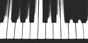Teclas de piano en blanco y negro