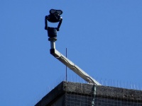 Caméra CCTV sur le coin élevé de bâtimen