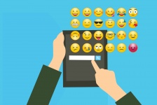 Chateando y usando Emoji