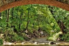 Ruisseau sous l'arc du pont rocheux