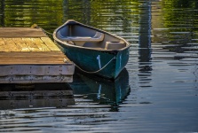 Barco a remo ancorado no lago