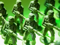 Zelená plastová hračka vojáci