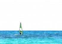 Groene windsurf zeil op blauwe zee