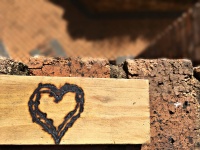 A forma di cuore su legno con mattoni