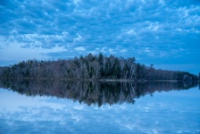 Lago e reflexões antes do nascer do sol