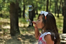 Niña jugando con burbujas