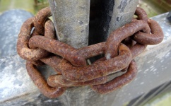 Puerta bloqueada con cadena oxidada
