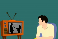 Homme regardant la télé