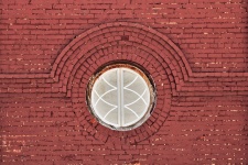 Vechea fereastră rotundă pe caramida roș
