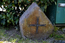 Cruz de ferro forjado e pedra