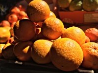 Stapel van sinaasappelen in de zon