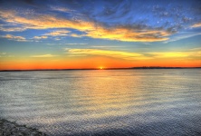 Восход солнца над горизонтом озера