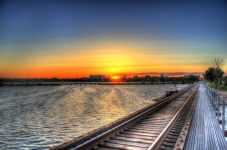 Zachód słońca przy torach kolejowych