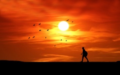 Homem de silhueta do sol andando