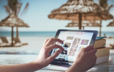 Tablet, internet, praia, férias